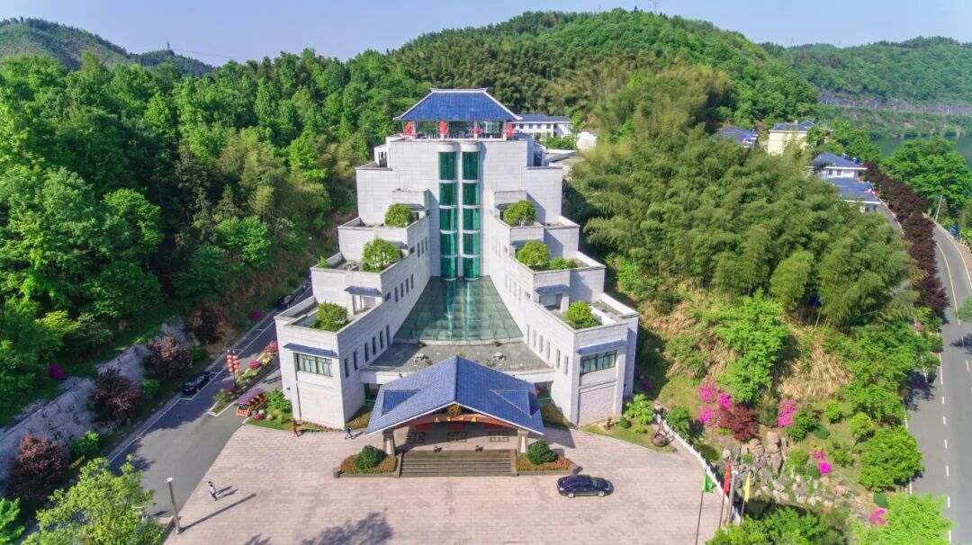迎驾山庄内设房务,餐饮,商务会议,娱乐休闲四个功能区,外设篝火场地和