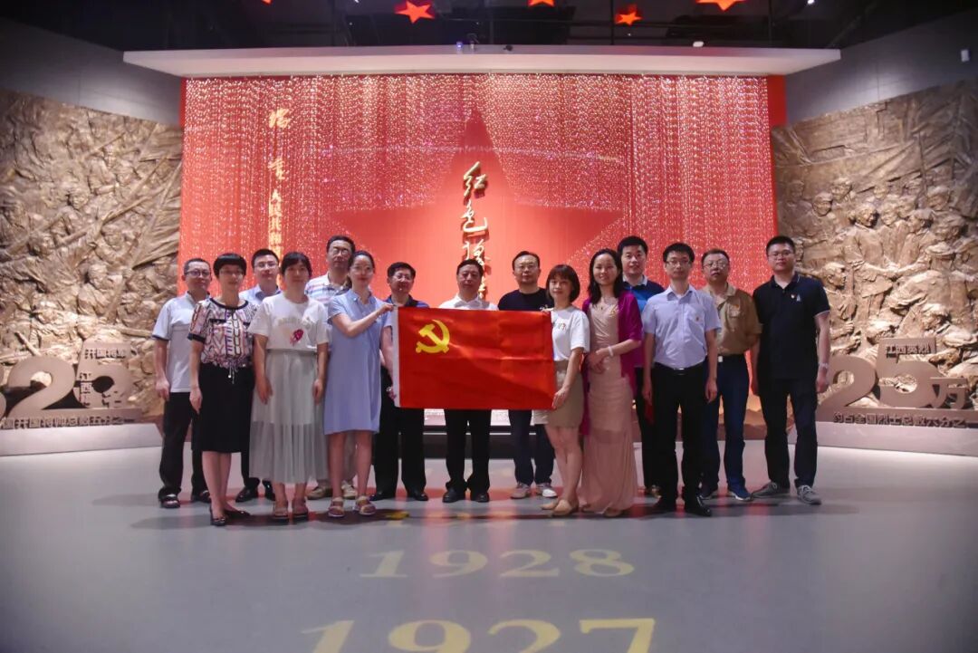 重温光辉历程参观红色摇篮传承红色基因