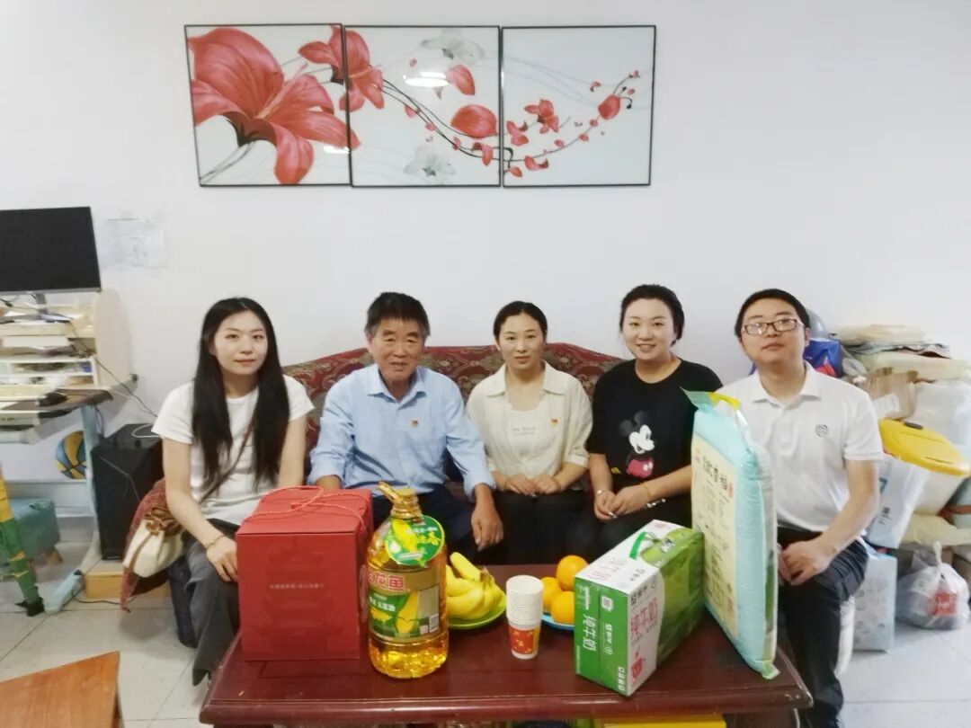 365英国上市集团密码党小组“七一”情系老党员送关怀现场