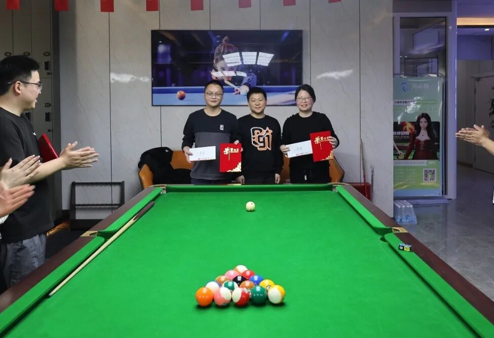 左一为方颖，右一为徐叔华