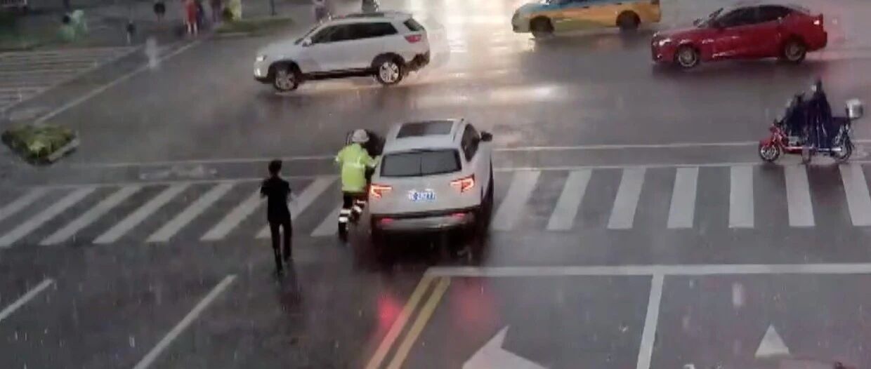 惊险！车辆失控冲向车流，多亏了......