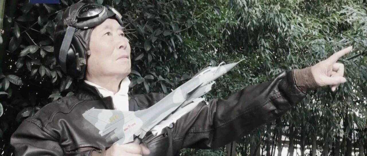 敌我力量悬殊，他驾驶着战机与敌人搏杀，“我打不下来你，我把你撞下来”