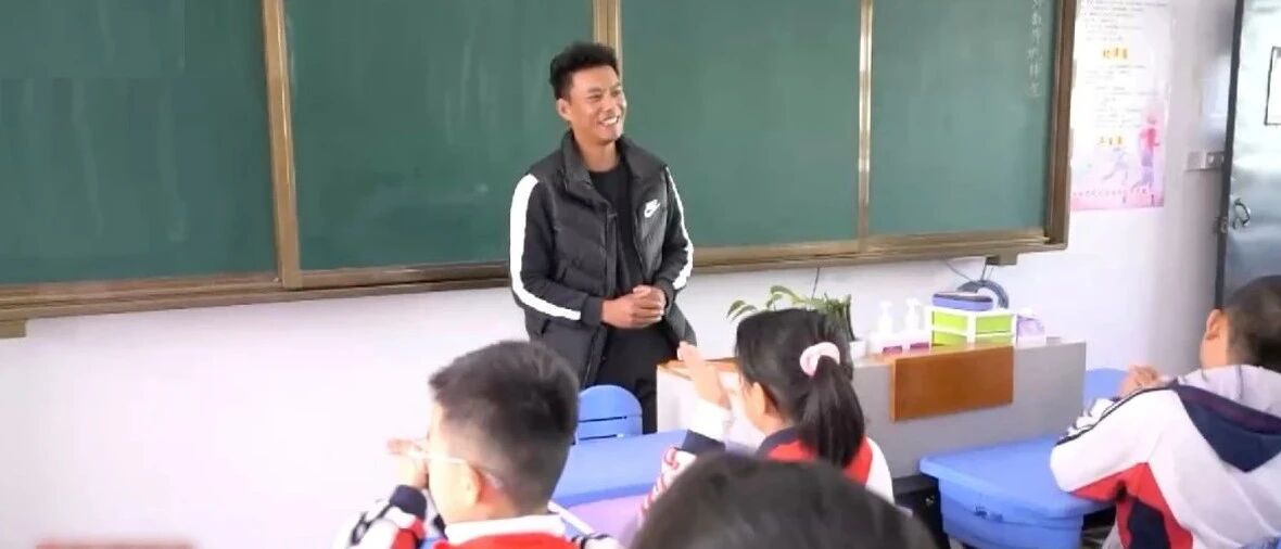 这所学校8位体育老师，5位是班主任