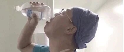 医生术后喝葡萄糖水引争议，白岩松：这种质疑冷酷无情