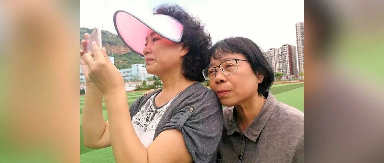 张桂梅轻轻地靠在偶像“江姐”身上，这一幕令人动容！