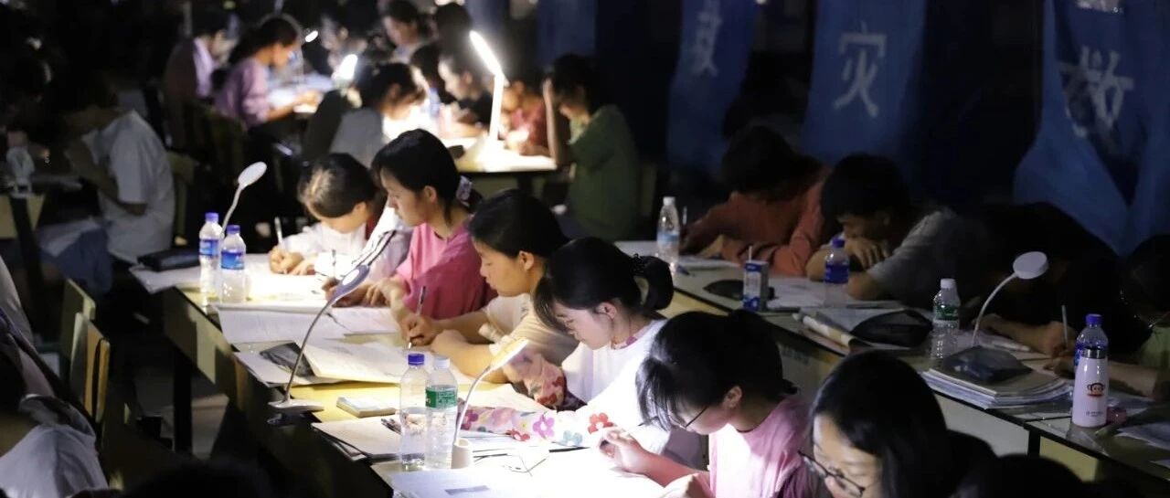 地震后，高三学生在安置点挑灯备考……