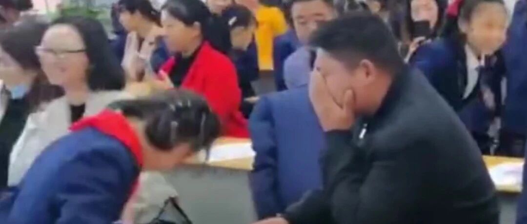 看到女儿跳手舞，爸爸捂脸大哭……
