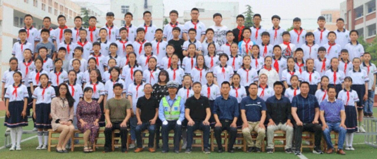 12个班毕业照，“C位”都是他！