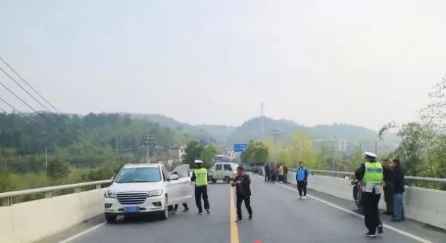 



这位杭州人边开车边玩游戏，酿成了悲剧
