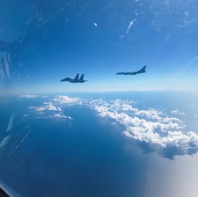 独家视频！解放军多支轰炸机编队同时双向穿越台湾海峡