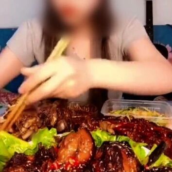 女子“吃播”后休克！这样吃饭真能“要了命”