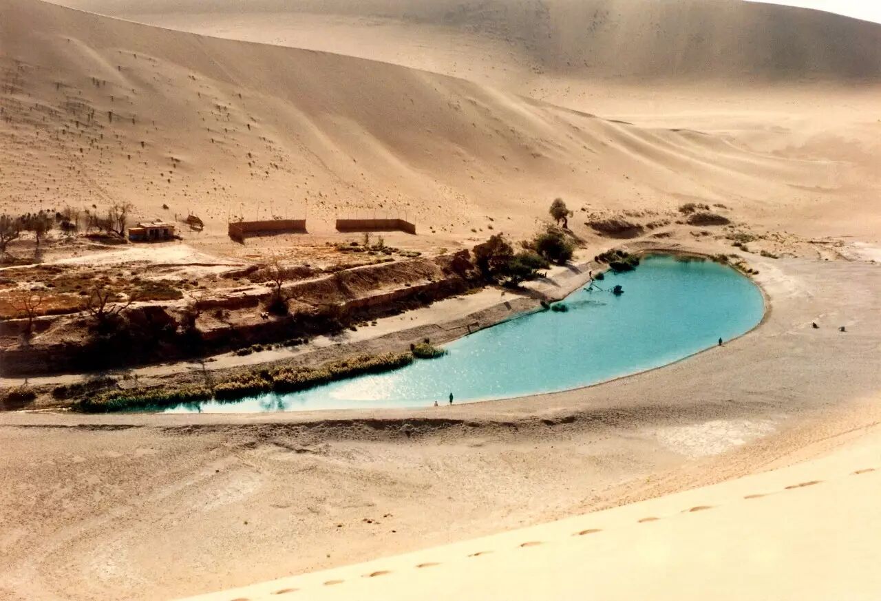 1984年拍摄的月牙泉,岸边只有过去建筑的遗址.