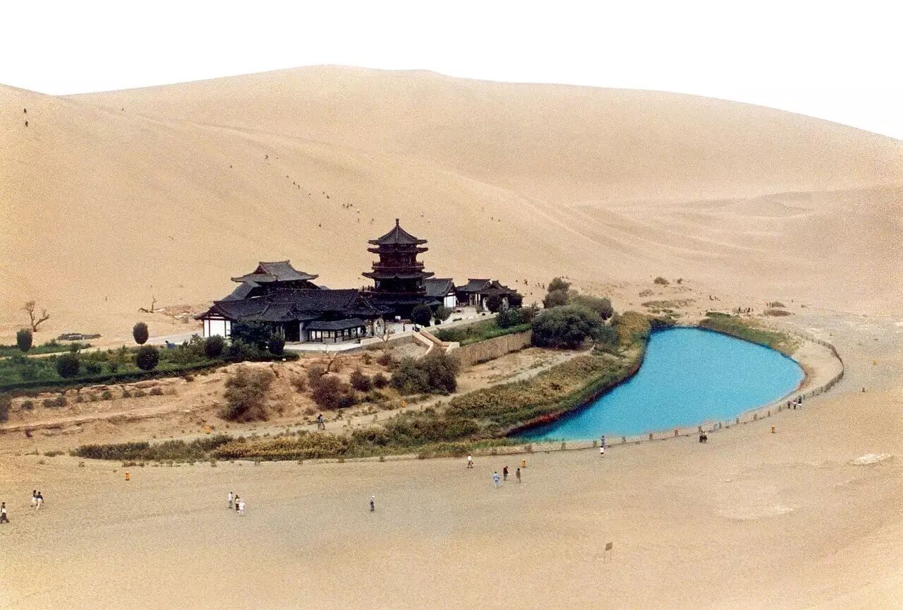 1999年的月牙泉,90年代初期泉边修建了建筑.