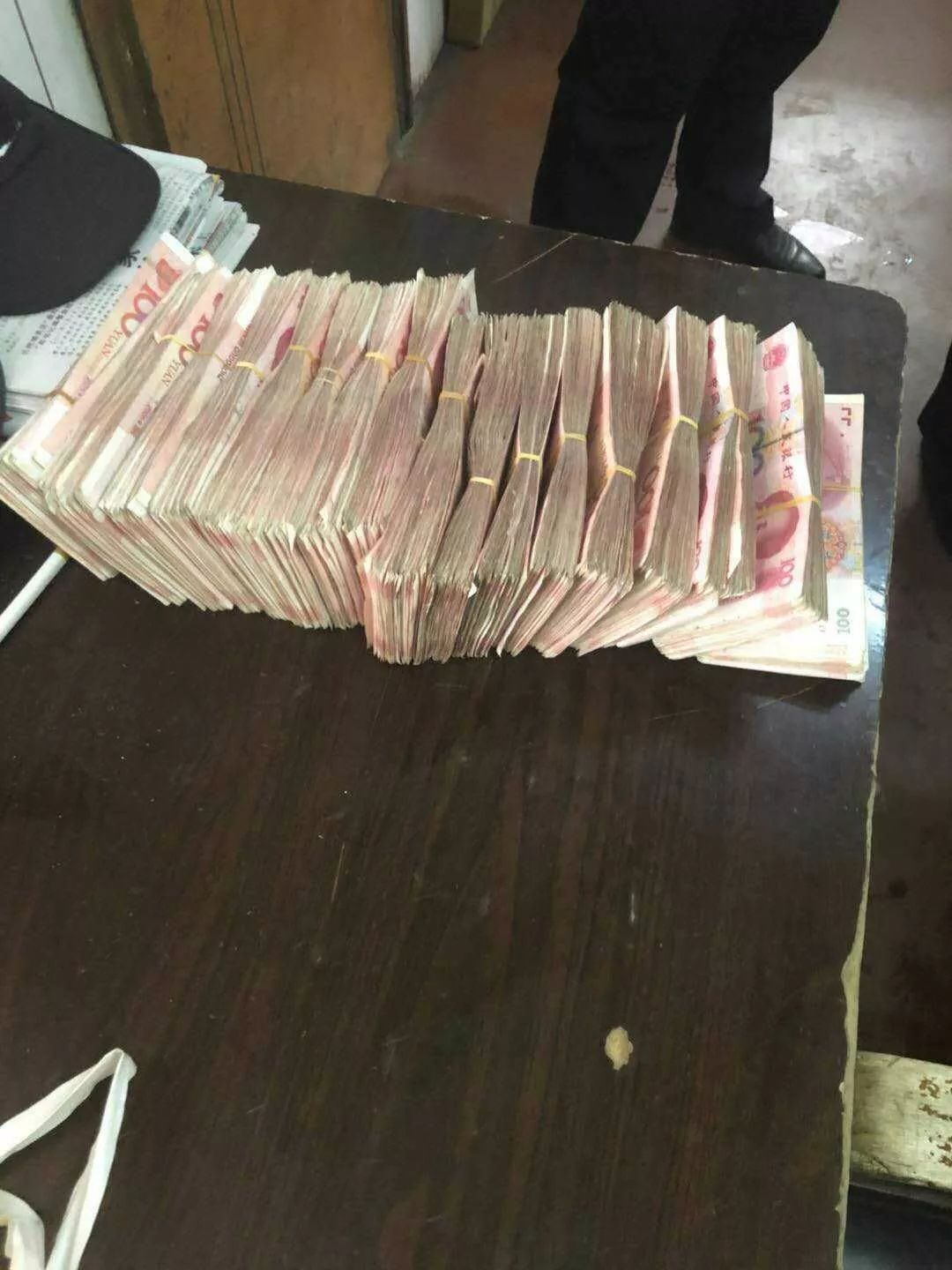 19万元现金散落街头,结果让人吃惊