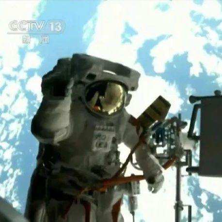 拍下这张“宇宙最酷”照片时，聂海胜看到了什么？