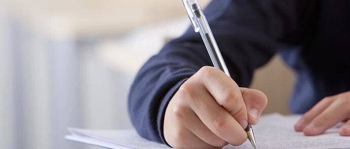 主播说联播 | 高考作文题出来后大家想到一部大剧，严於信：还有一篇文章别辜负