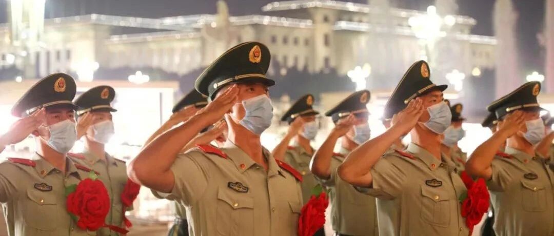 在天安门广场前，他们敬上最后一个军礼！