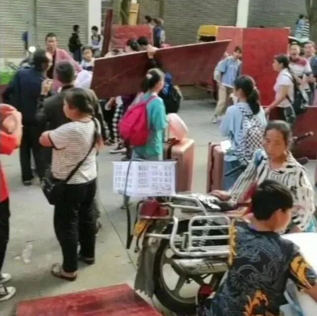 学生开学要自带床板？校长被停职