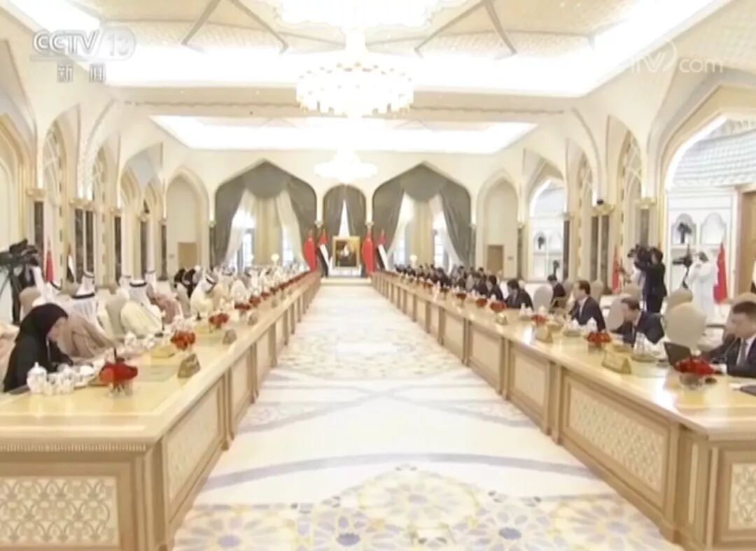 习近平被授予阿联酋国家最高荣誉勋章 获赠阿拉伯马