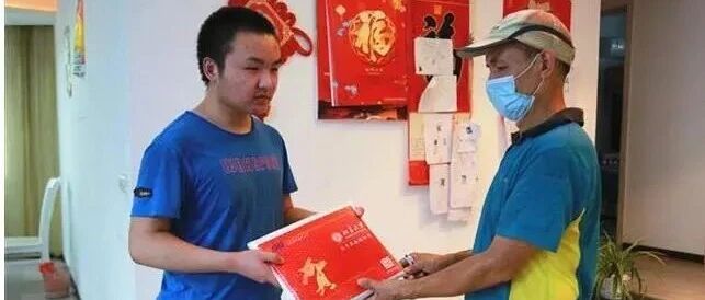 儿子考上北大，他亲手投递录取通知书！