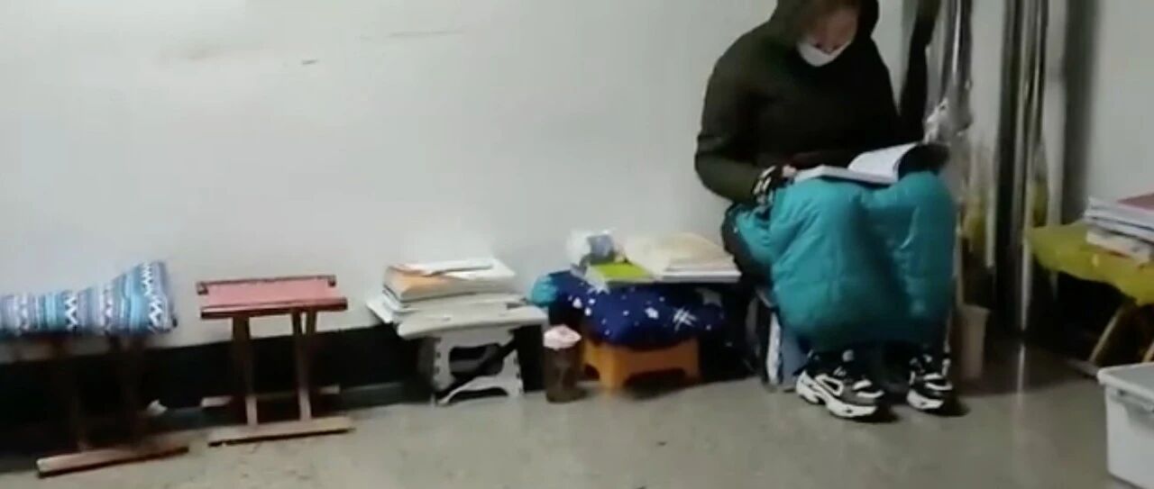 楼道里的这一幕，刷屏！