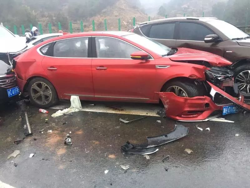 安徽、贵州高速发生连环车祸百余车相撞7人死亡
