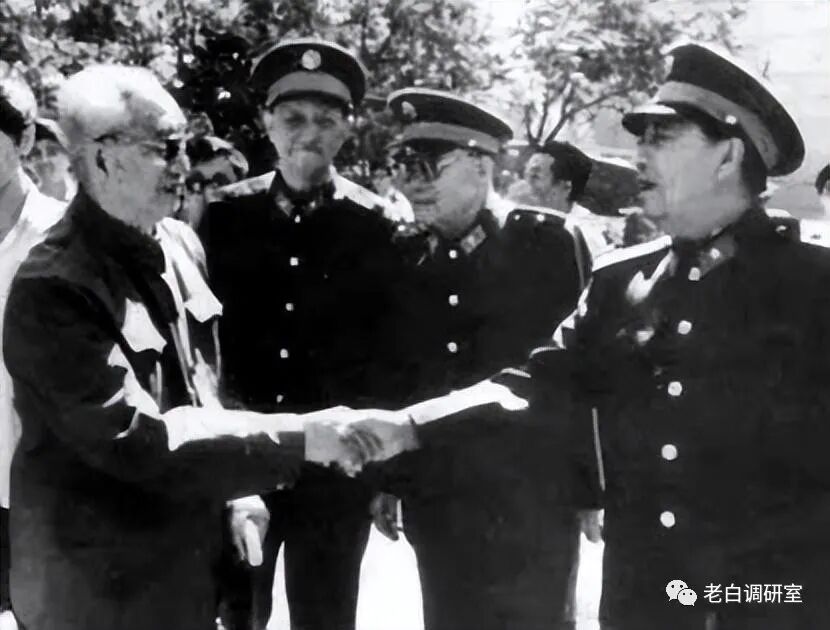 伙夫拦住秦基伟要烟警卫员刚要训斥秦军长却亲自给其递烟点火