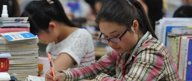 学生高考672分错失清华，被父亲强迫复读，成绩公布后众人沉默