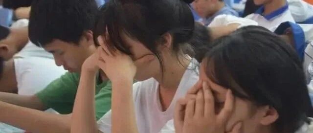 只给留学生装空调，中国学生为避暑睡操场，校方：装空调需要时间