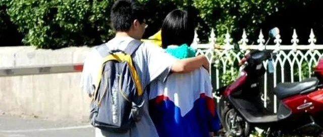 重庆高中男女早恋被休学，赌气跳楼一死一伤，班主任三字回应家长