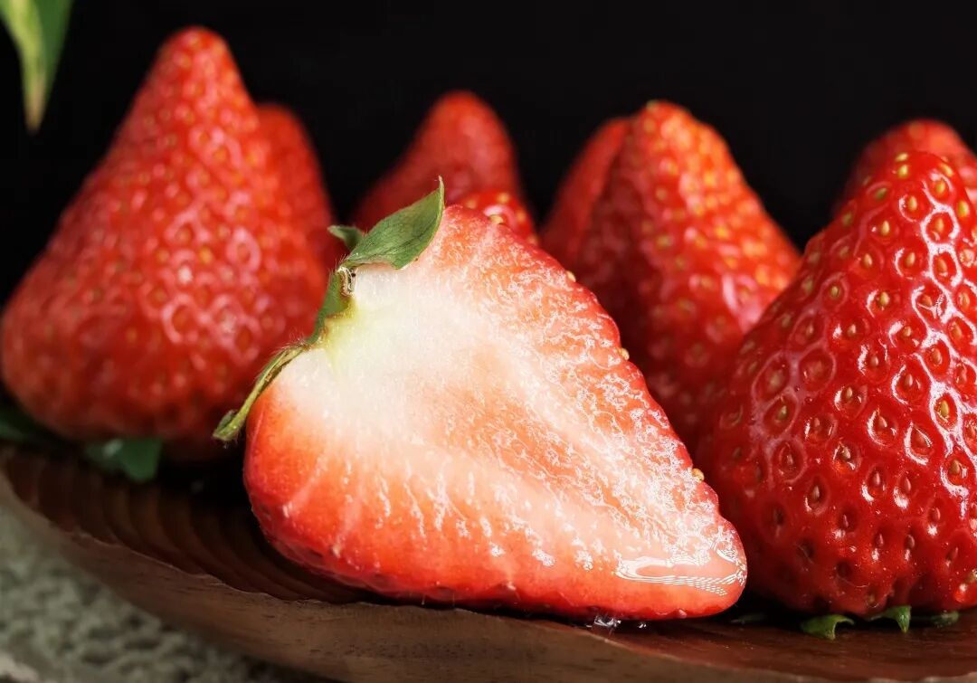 草莓中的爱马仕又美又甜浓郁奶香闻一闻女生都要喊救命
