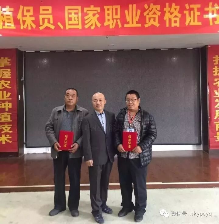 （于老师与学员合影留念）