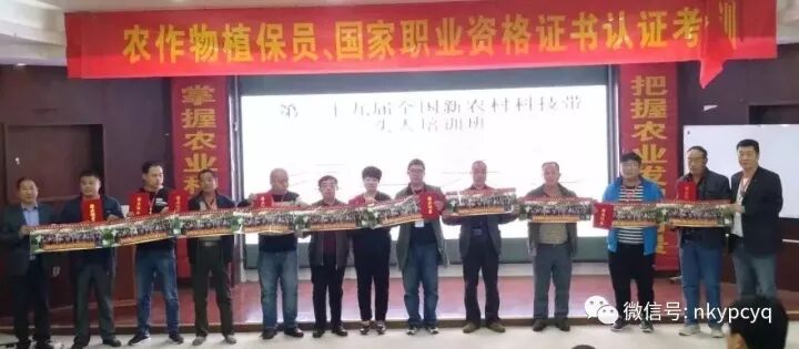 （孙老师与小组成员合影留念）