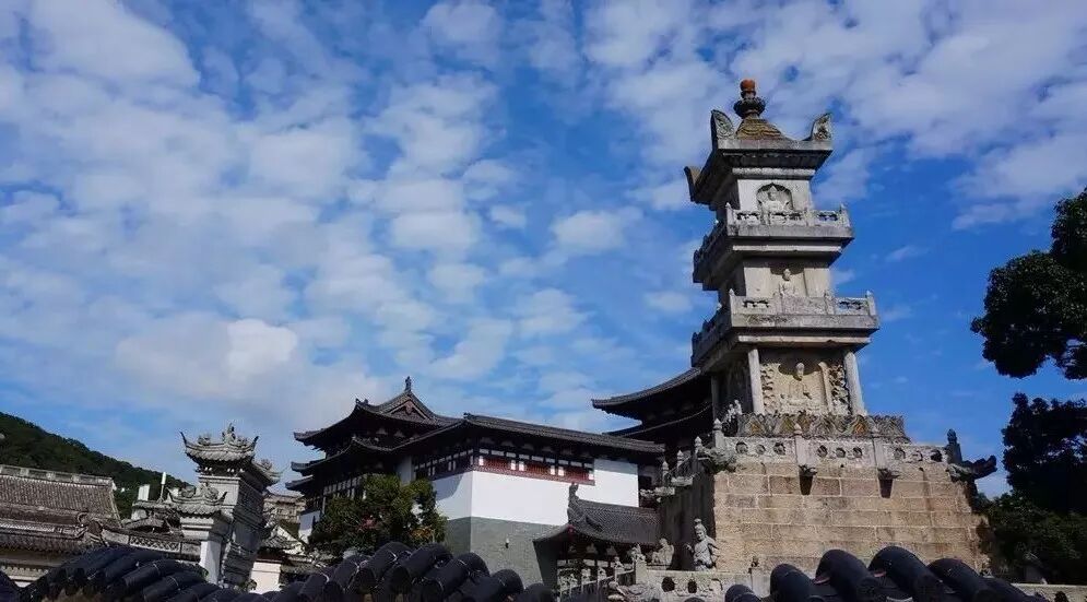 果严居士她是第一次到万佛城,有一天她在打扫房间,看到一条蛇,她很怕