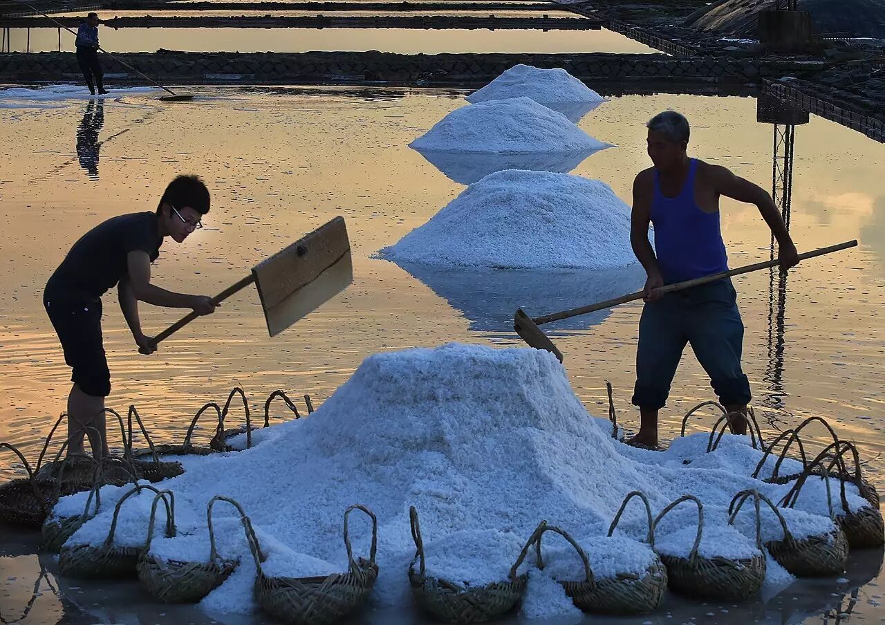 收盐工:一把盐耙一身汗 粒粒食盐担担挑