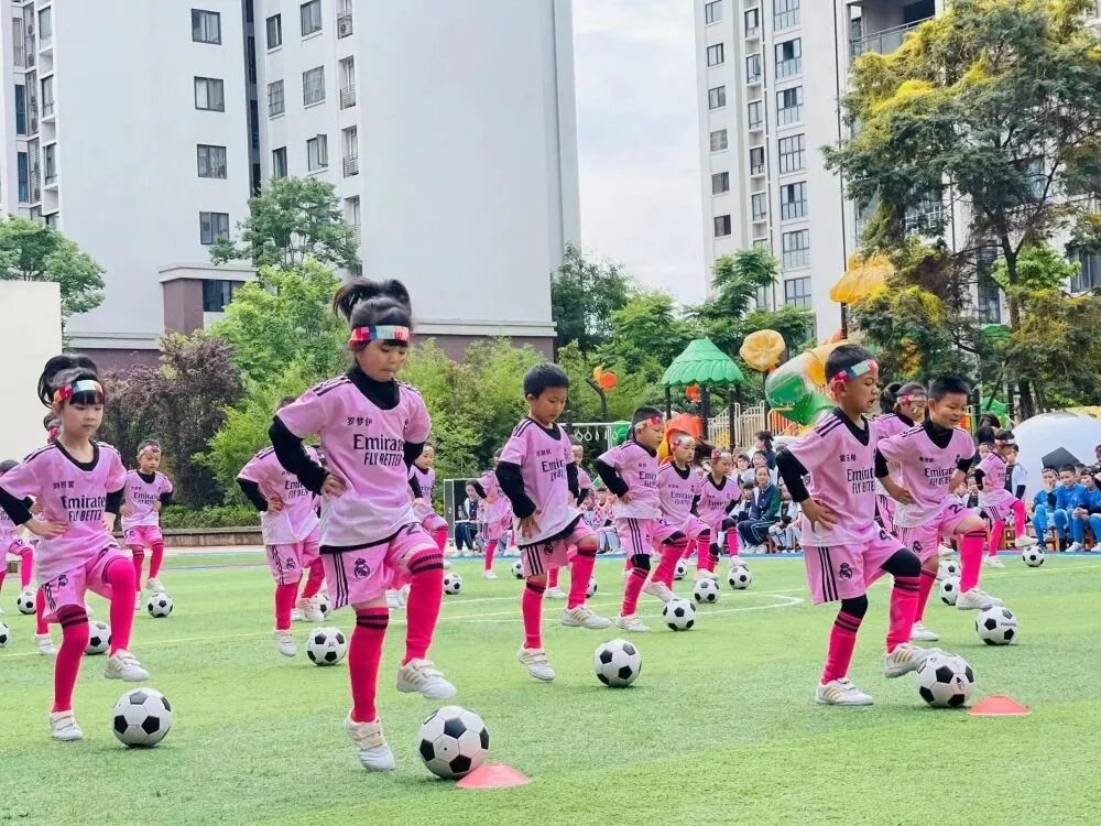 "趣享足下辉":洪雅县第三幼儿园第二届"足球嘉年华"活动开幕篇
