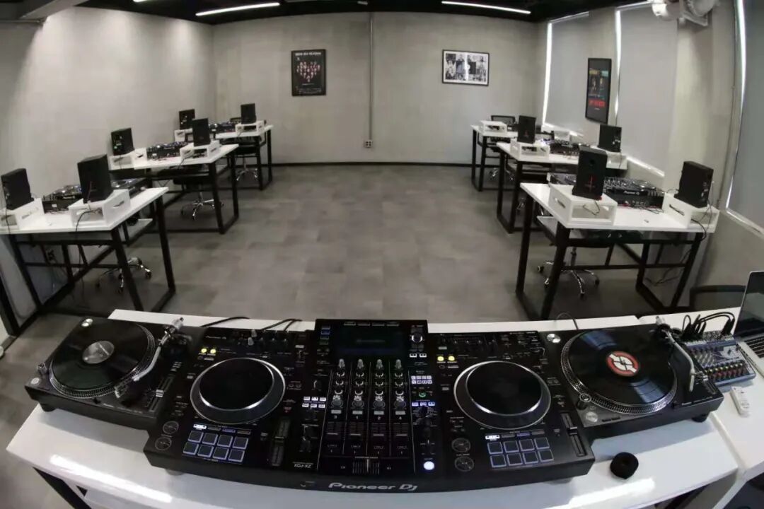 828dj打碟课召集热爱音乐的酷儿们一起玩转音乐制造出炫酷的live效果