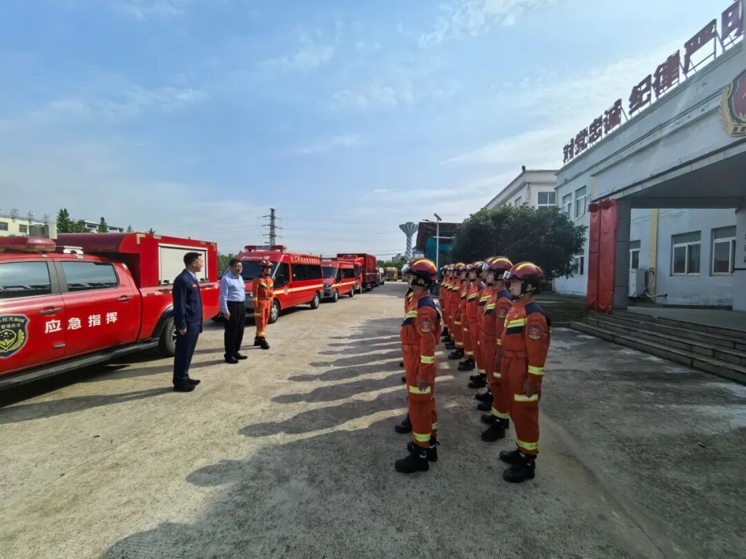 68 68 6868在市综合应急救援支队,曾宪奎详细了解了队伍建设
