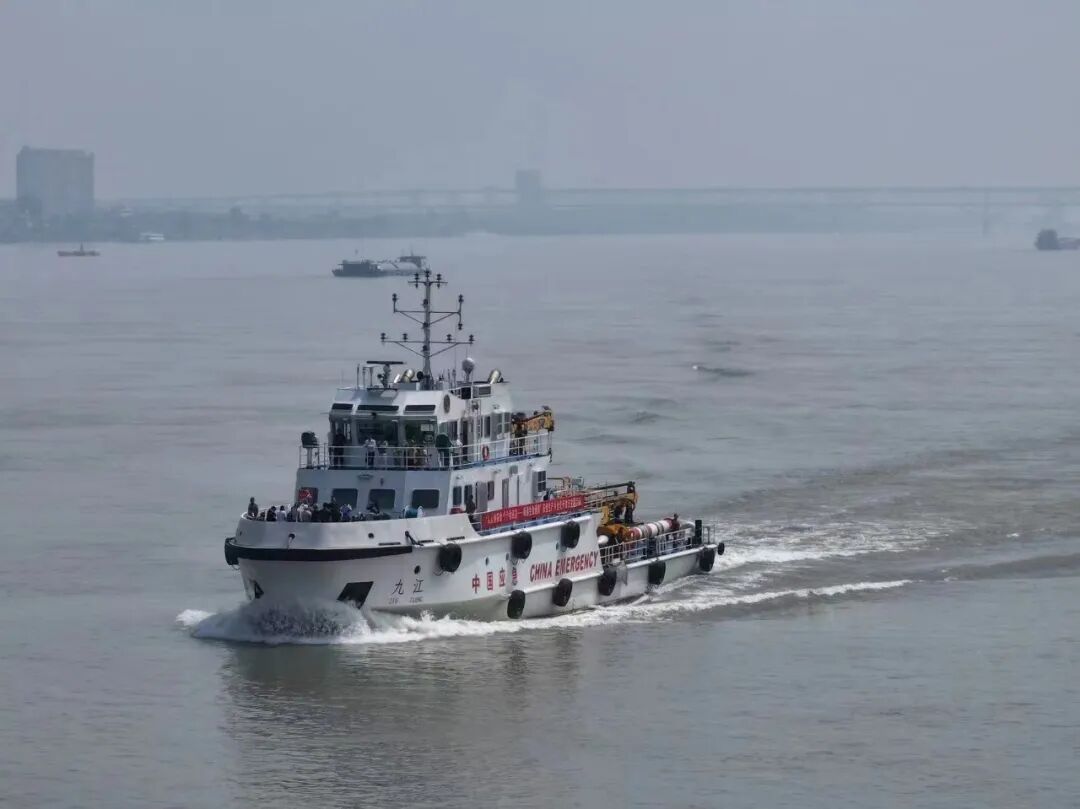 "中国应急九江号"水上救援工程船市民聆听工作人员讲解当日上午,在