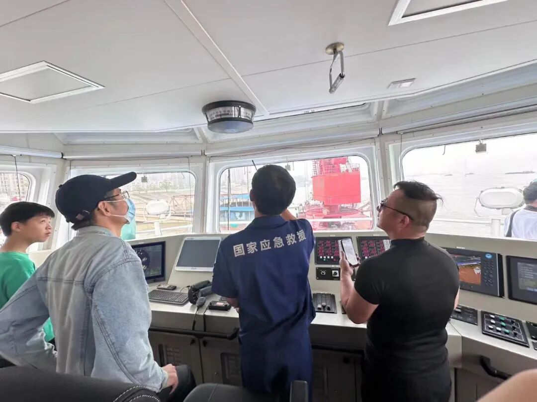 在工作人员的引导下,市民有序登上"中国应急九江号"水上救援工程船