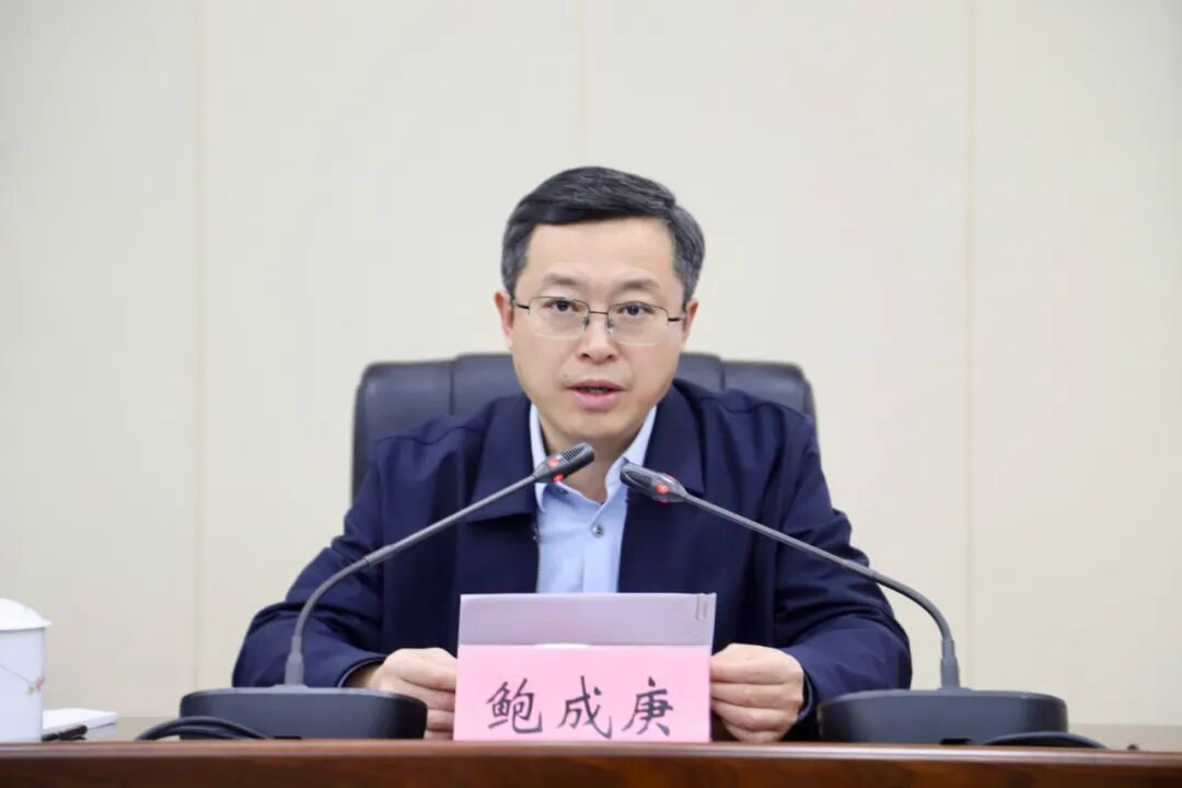 全市安全生产"1 7"政策文件体系宣讲会召开,鲍成庚主持,九江市应急