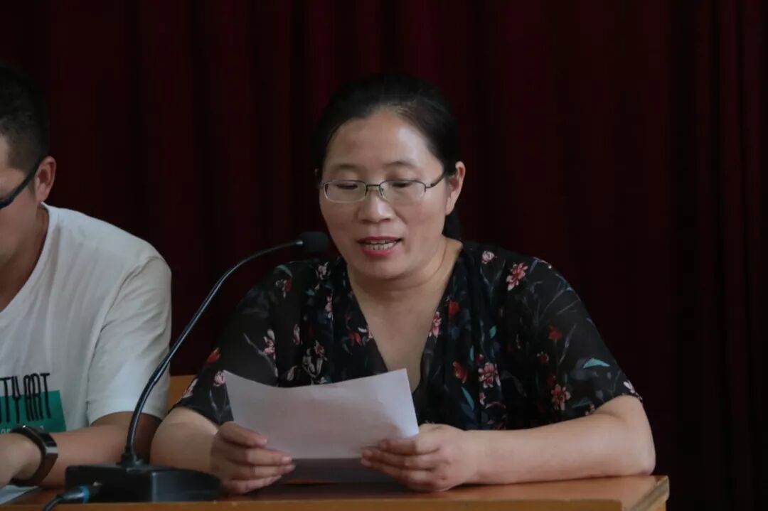 第二位发言的是夏丽娟老师,她用朴素的语言,真切的实例,反思了教育