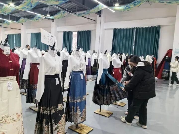 马面裙爆火，不仅仅是曹县，柯桥老板也忙坏了