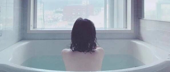女人常用一物泡脚，湿寒消了，记住这几招效果翻倍！