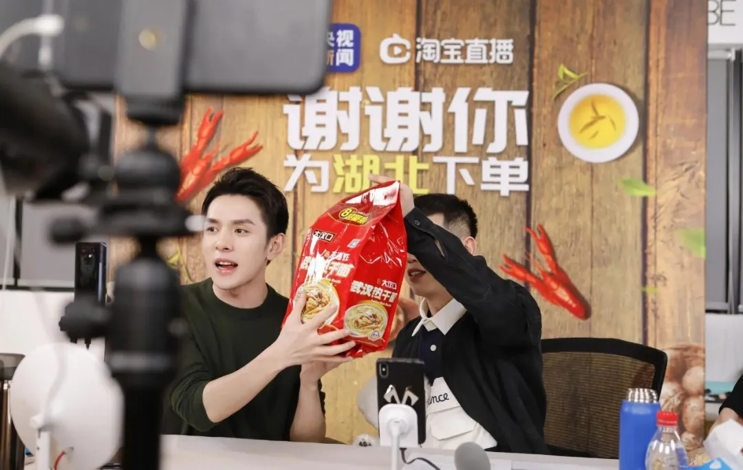 亲眼目睹 | 为谁狂热?为谁红包?打工仔:约不出女星,我就约超模(图2) 亲眼目睹 | 为谁狂热?为谁红包?打工仔:约不出女星,我就约超模(图2)