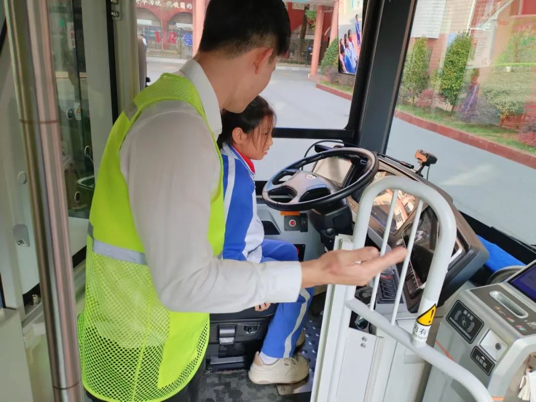 宣传公交车内外危险事故