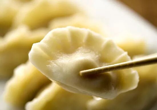 饺子简介【汉语拼音】：jiǎo·zi【外文名】：英语：dumplings；日语：饺子(ぎ