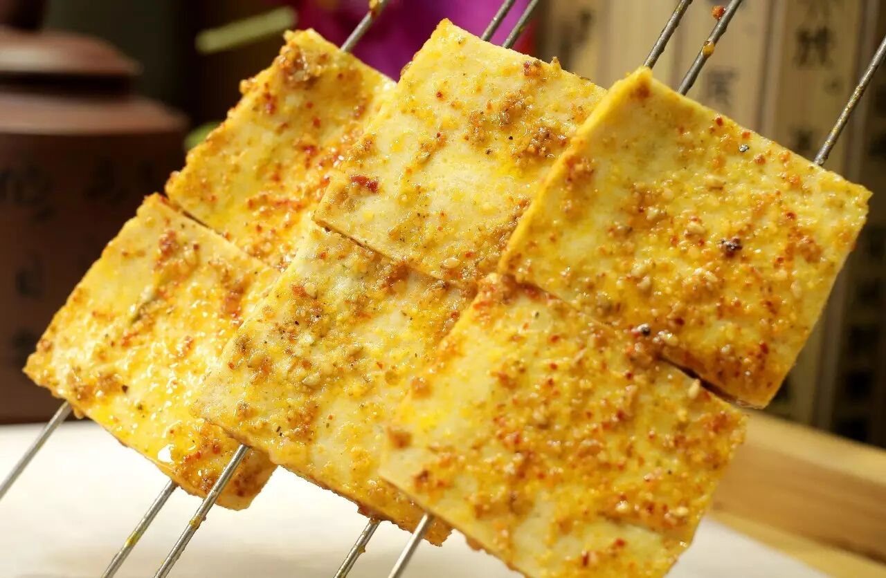 烤千叶豆腐豆皮烤玉米烤土豆片烤尖椒烤韭菜肉肉们在烤炉上旋转跳跃闭