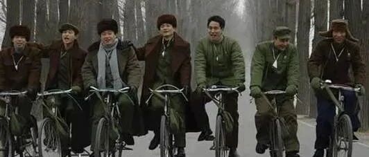 看起来土土的军大衣，怎么越来越潮了？