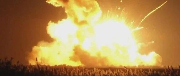 “有枪的留下，没枪的跳崖！”